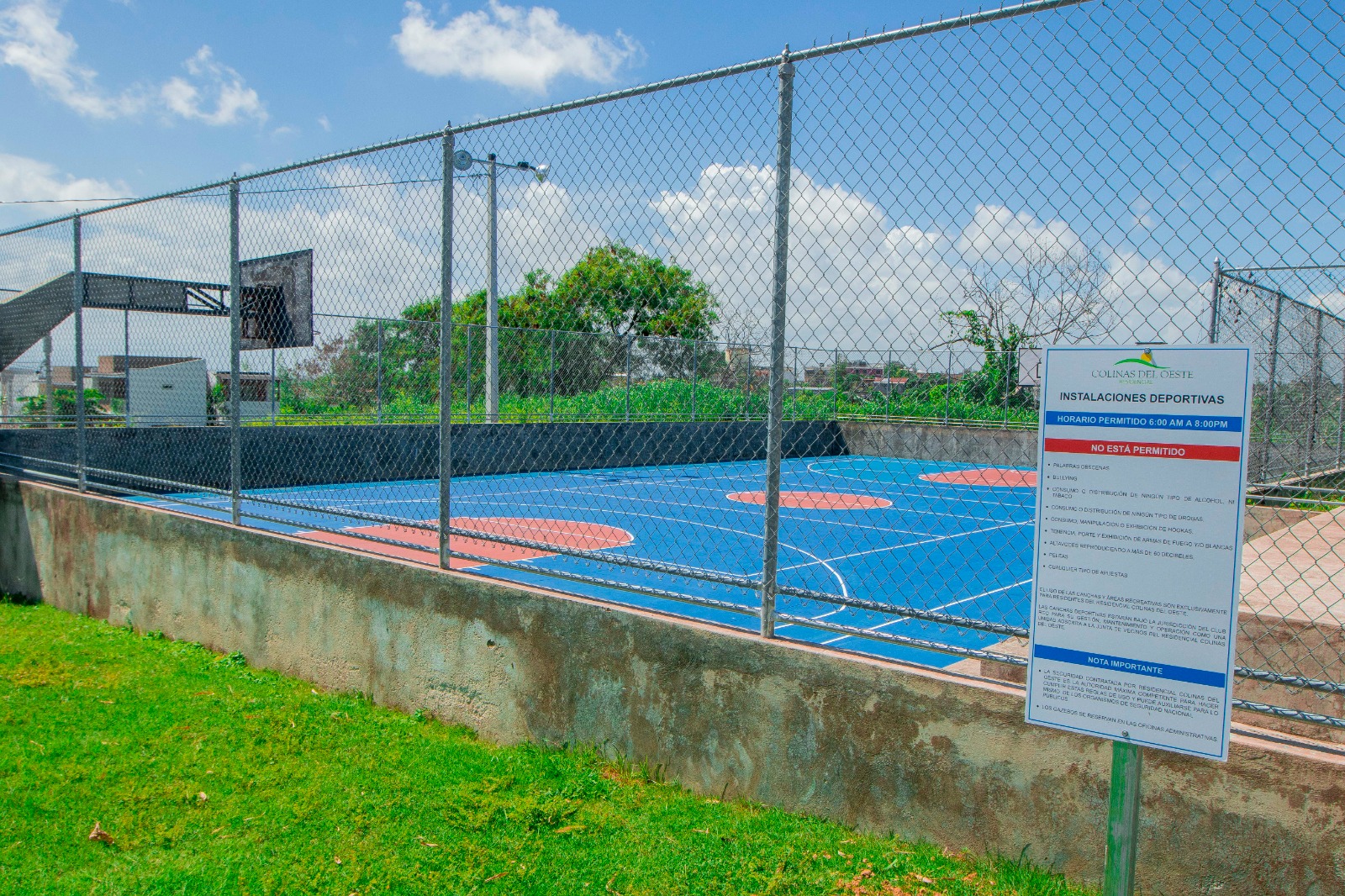 Instalaciones deportivas multiuso de Colinas del Oeste, equipada y señalizada para el uso seguro y ordenado de los residentes.